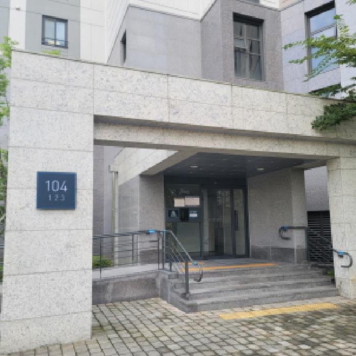 공동 현관출입구 전경.(`104`동 표시 있음)