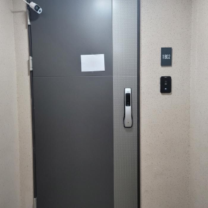 전유부분 출입구 전경(안내문 부착)