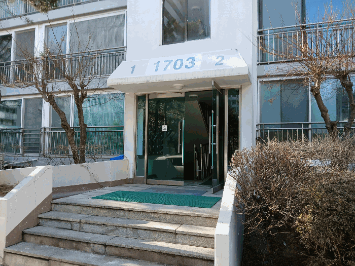 [1703동 출입문 전경]