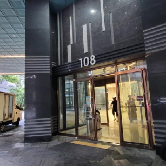 공동현관 출입구 전경(`108`동 표시 있음)