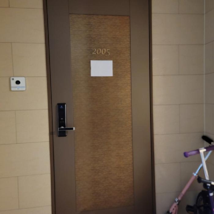 전유부분 출입구 전경(안내문 부착)