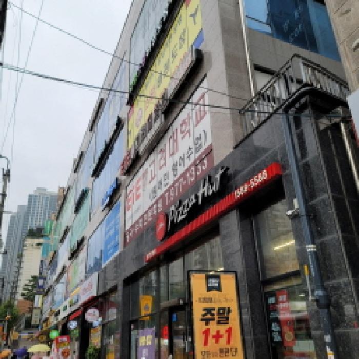본건 건물 전경(안내문 부착)