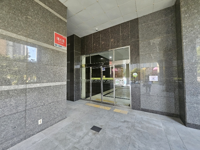 본건 주출입구 전경