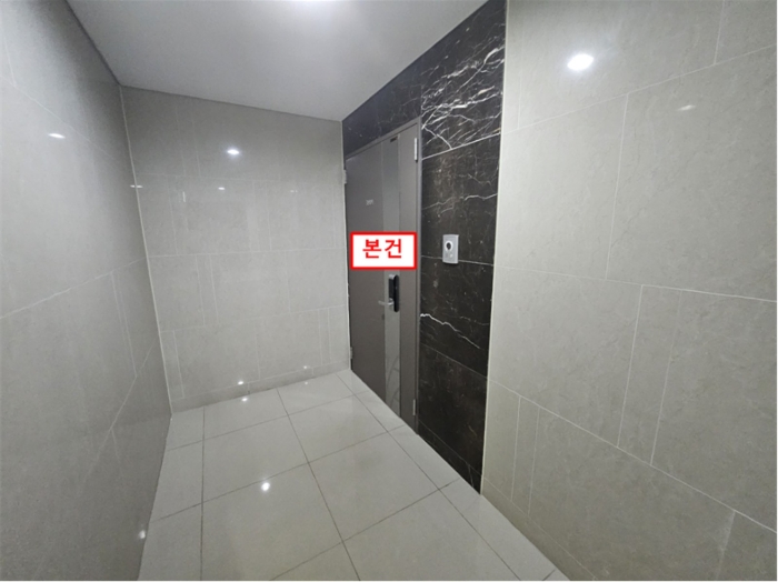 본건 현관문 전경