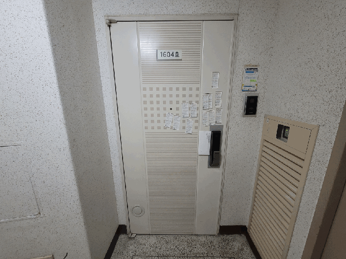 본건 현관 출입구 전경