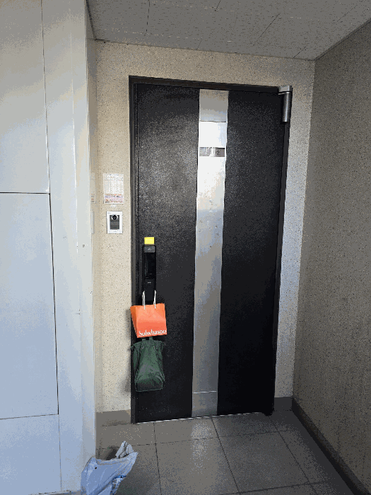 본건 제302호 출입문