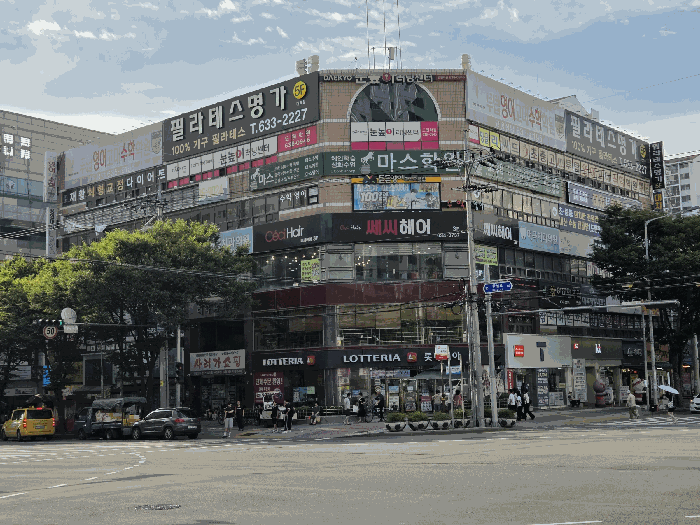 [본건 단지전경(본건 남동측에서 촬영)]
