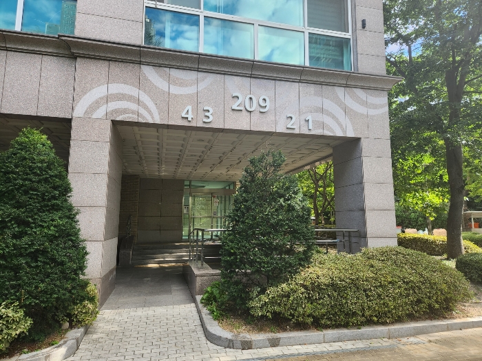 본건 건물(209동) 1층 출입문