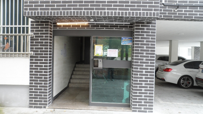 본건 출입구 전경