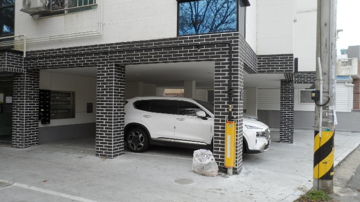 본건 1층 주차장 전경