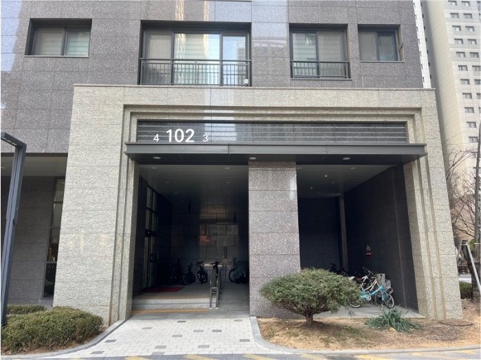 본 건물 1층 출입문