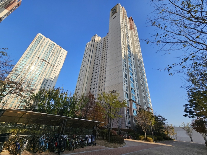 [본건 전경] 본건 서측에서 촬영