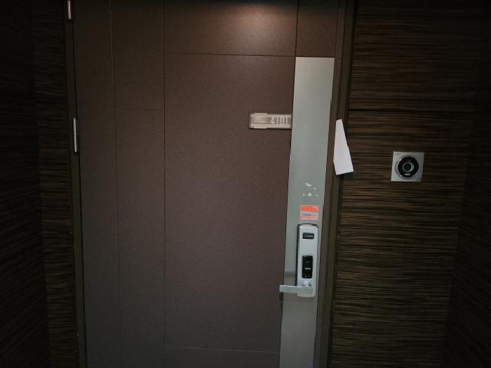 출입문 및 안내장