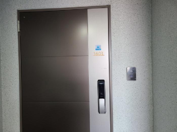 1603호 출입문