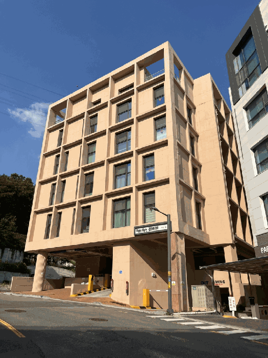 본건 소재 건물 전경 3 (남서측방면)