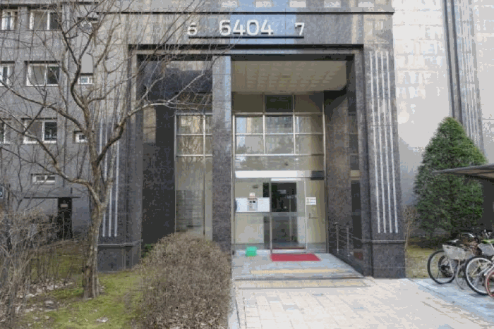 6404동 출입문표지