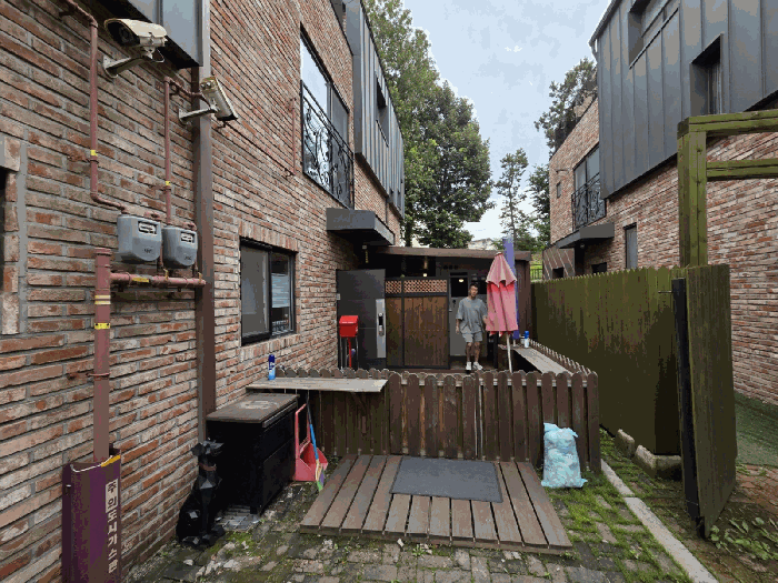 본건 출입문 전경