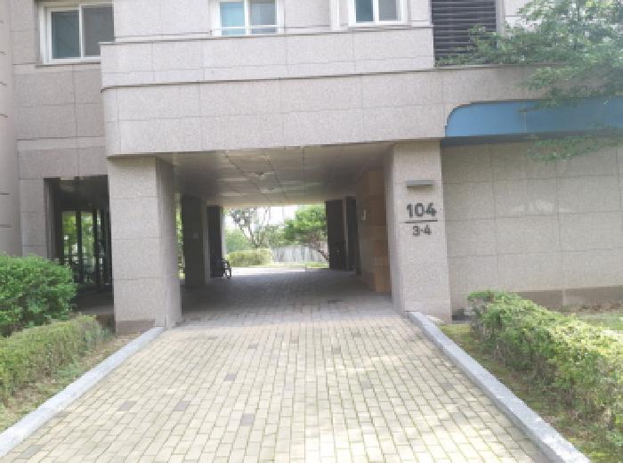 * 본건 목적물 소재 동 1층 공동출입구 전경