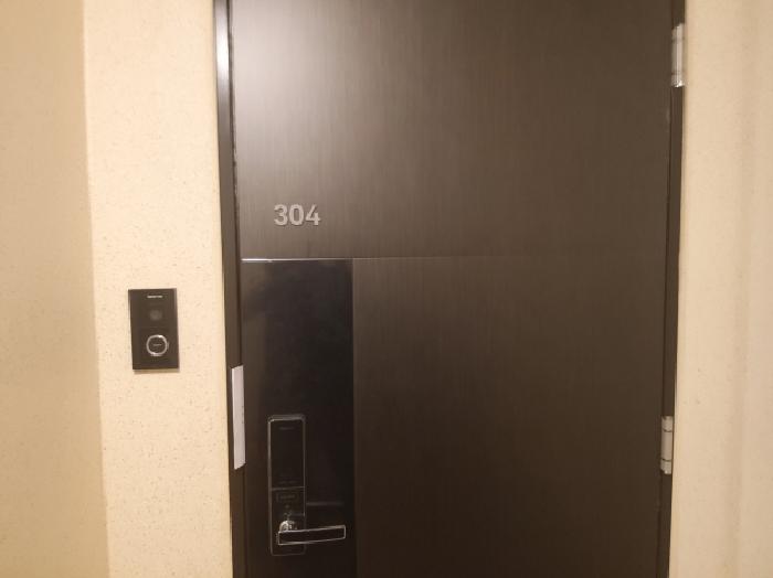 * 본건 목적물 304호 현관문 전경