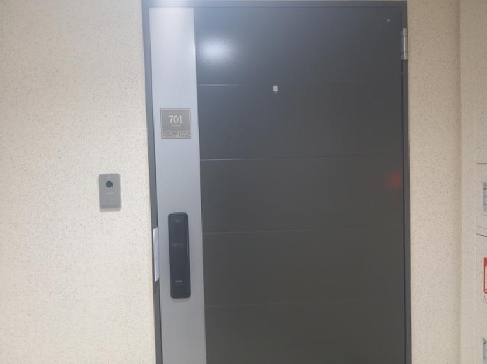 * 본건 목적물 701호 현관문 전경