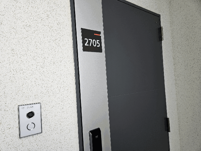 123동 2705호 현관