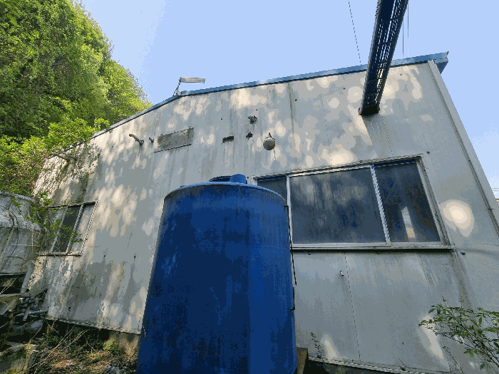 공장 측면 전경 및 이동가능한 물탱크(평가제외)
