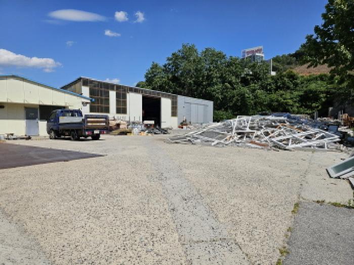 목적물 1 및 목적물 내 적치된 고철, 재활용품