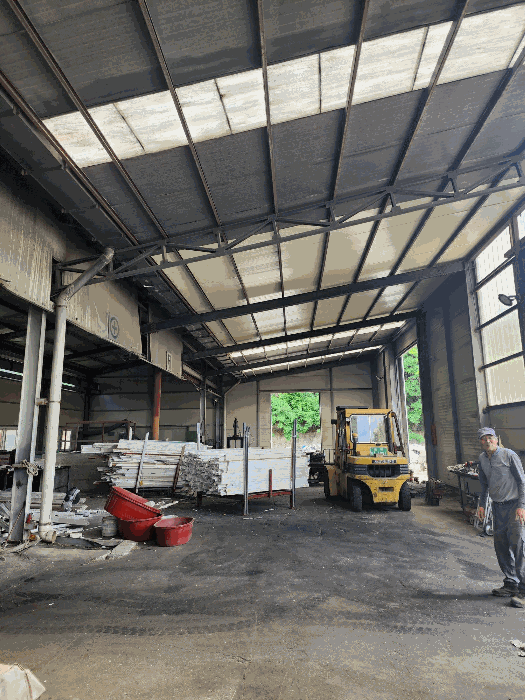 창고 건물 내부 전경