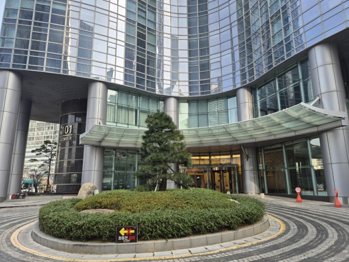 101동 1층 로비 입구