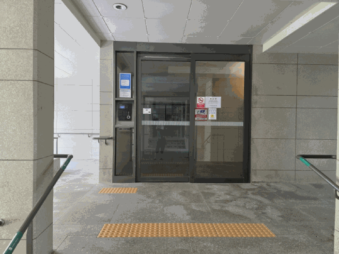 출입구 전경