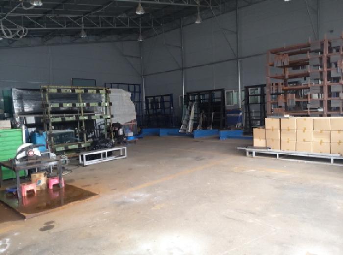 * 본건 목록 1. 지상 제시외 철파이프기둥 창고1 내부 전경