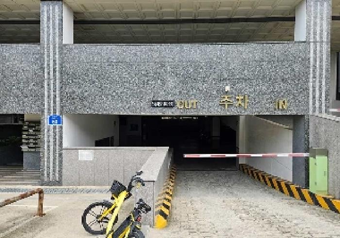 지하 주차장 통로 