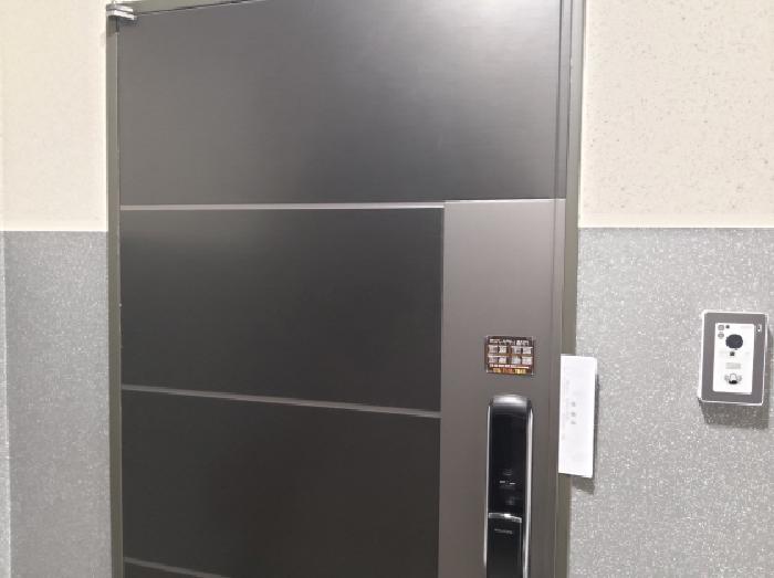 * 본건 목적물 전경(1층 현관문)