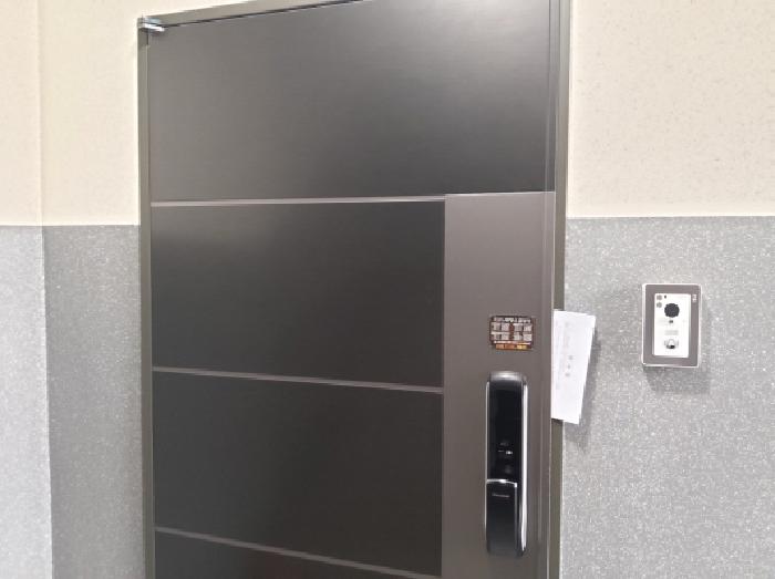 * 본건 목적물 전경(2층 현관문)