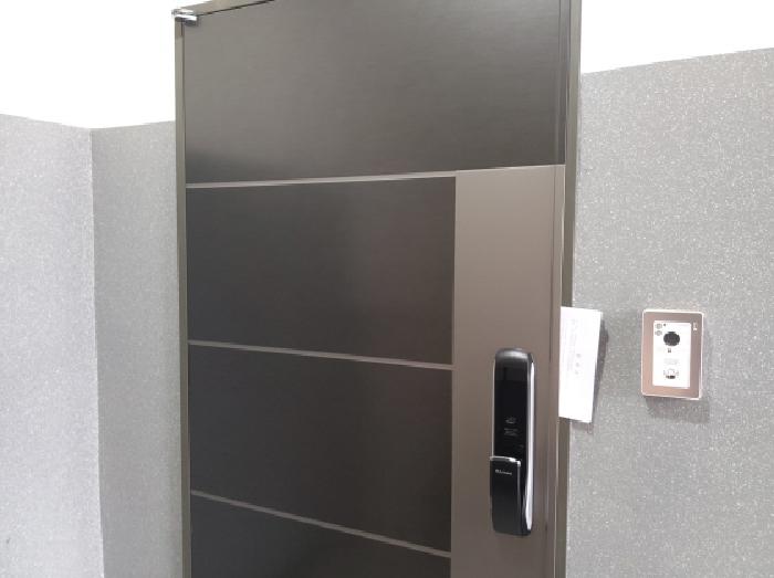 * 본건 목적물 전경(3층 현관문)