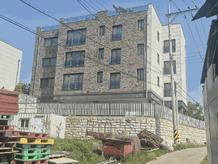 본건 북서측에서 촬영