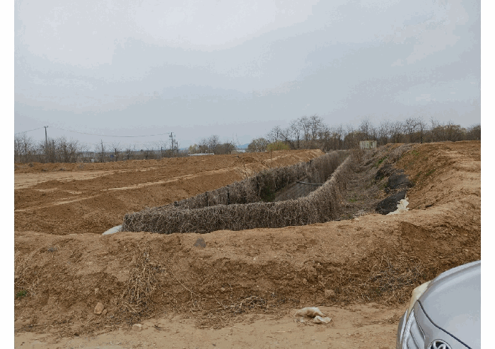 2차선도로변에서 대상물건 인접배수로
