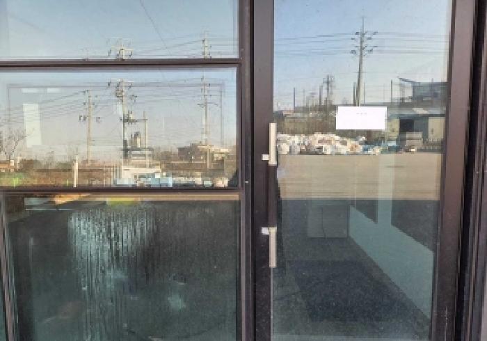 목록 4번 3동 공장 사무실 출입문 안내문 부착