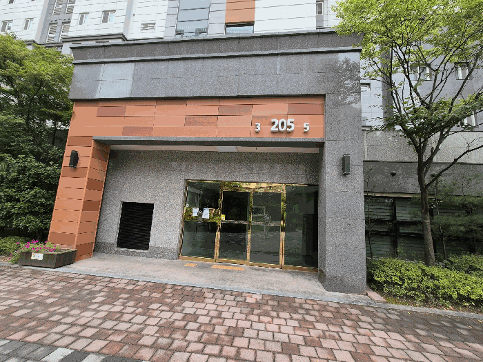 본건 공동현관문 전경