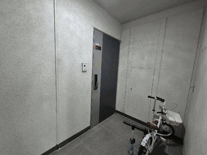 본건 출입문 전경