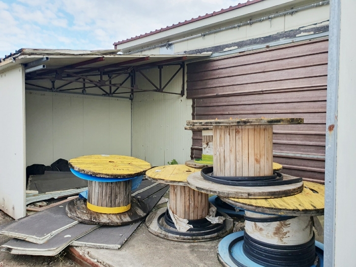 일련번호(3) 건물 일부 외벽,지붕 파손된 부분