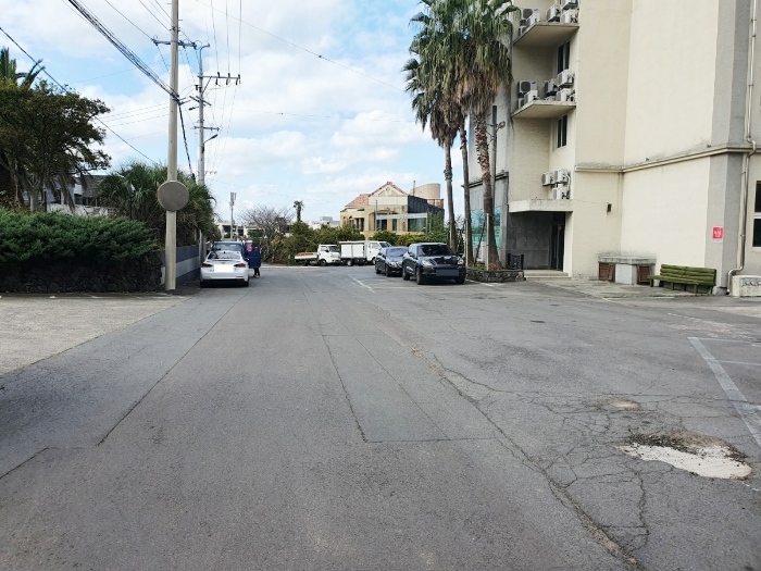 본건 북동측으로 접한 포장도로