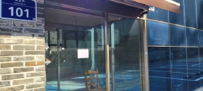 제시외 3층 건물 출입구