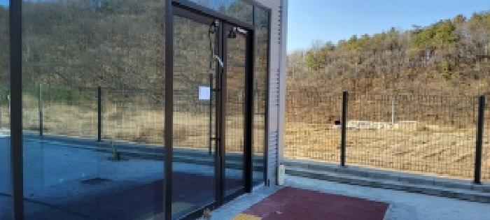 제시외 1층 건물 안내문 부착