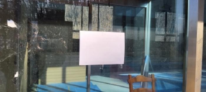 제시외 3층 건물 출입구 안내문 부착