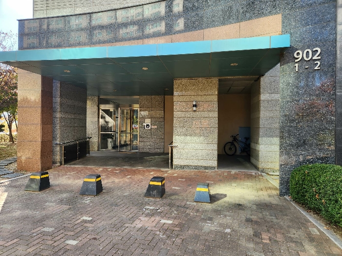 본 건 소재 건물 출입구 전경