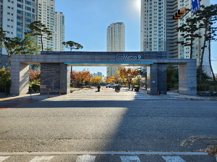 본 건 소재 단지 입구 전경