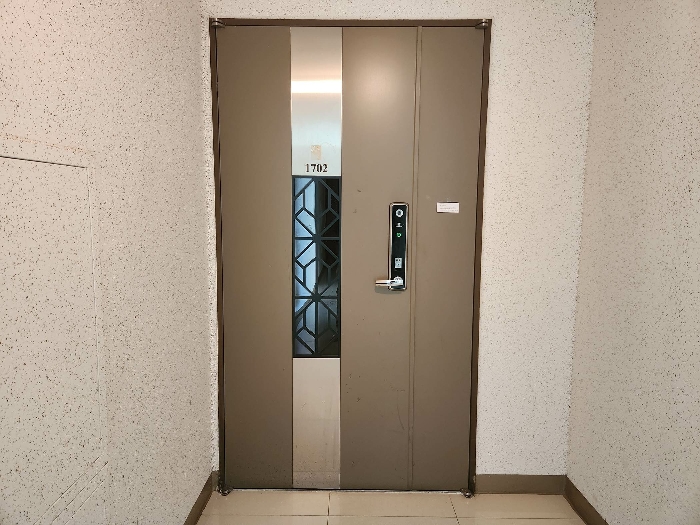 본 건 현관 전경