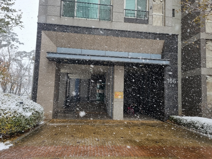 1층 공동출입문