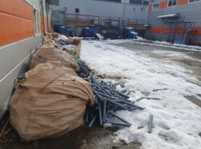 1동 주변 적치물1